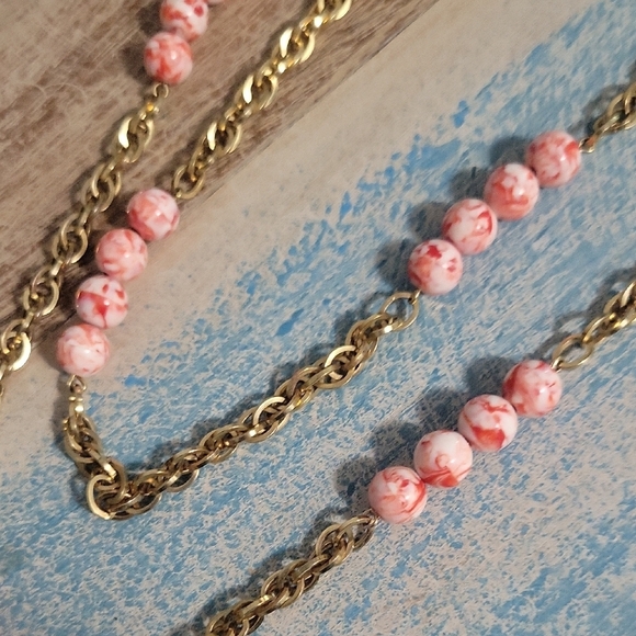 Gold tone chain with Pink Beads in cluster of 4, Necklace - Picture 2 of 3